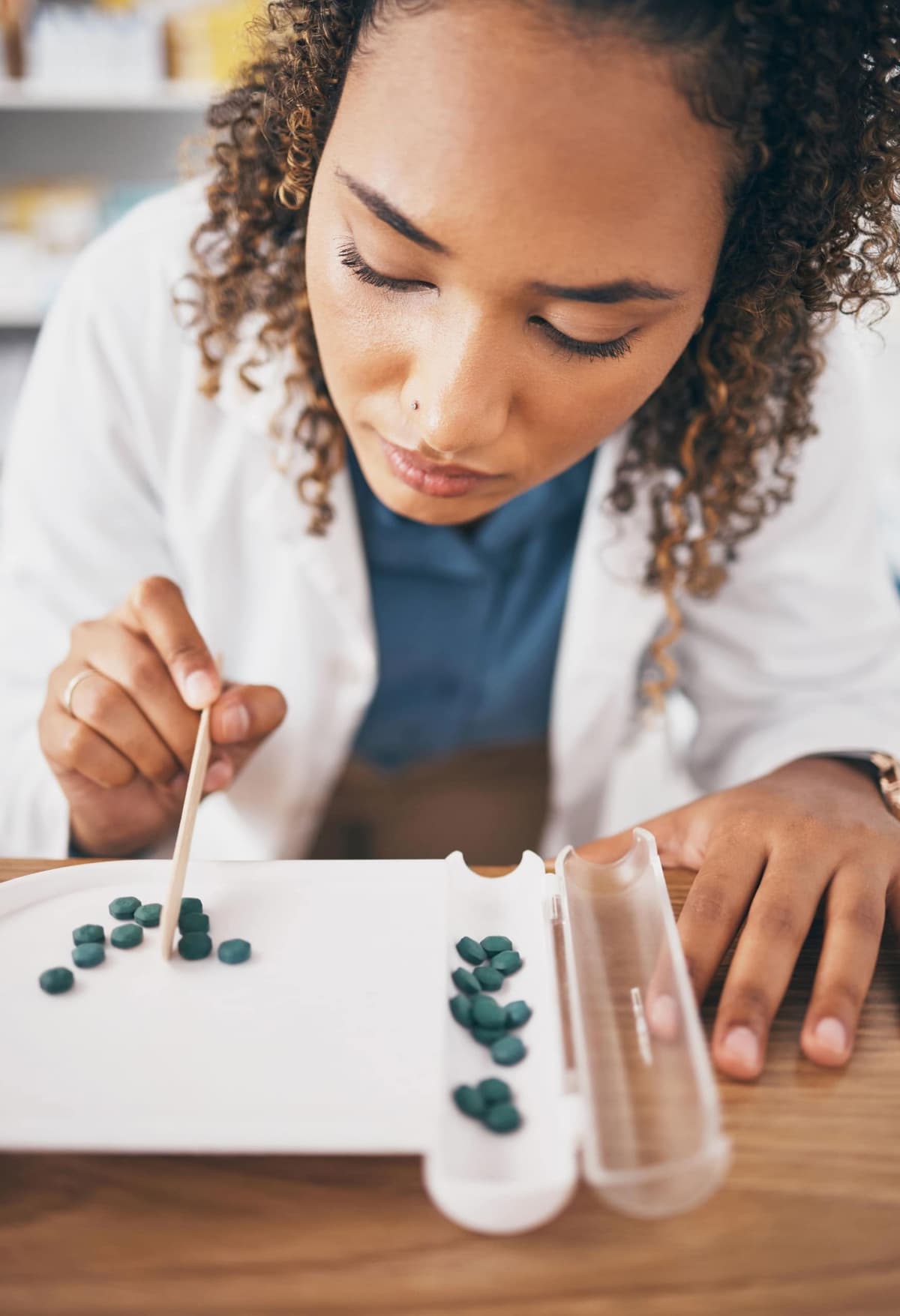 medicine-woman-or-organize-pills-for-pharmacy